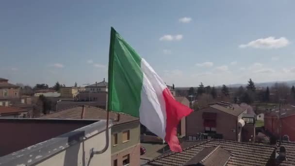 Bandera de Italia ondeando en asta de la bandera en el día soleado corona virus tiempo — Vídeos de Stock