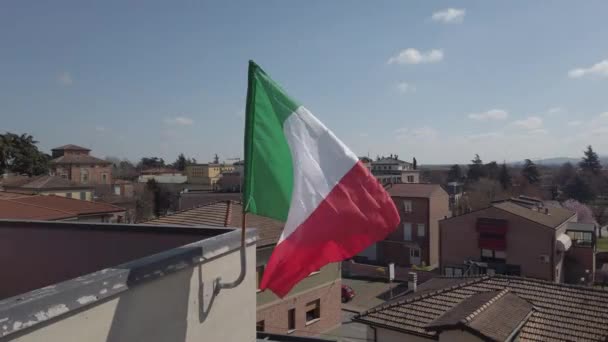 Bandera de Italia ondeando en asta de la bandera en el día soleado corona virus tiempo — Vídeos de Stock