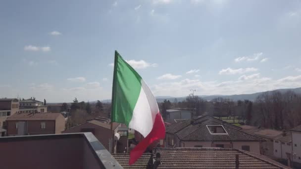 Italienische Flagge weht am sonnigen Corona-Virus-Tag auf Fahnenmast — Stockvideo