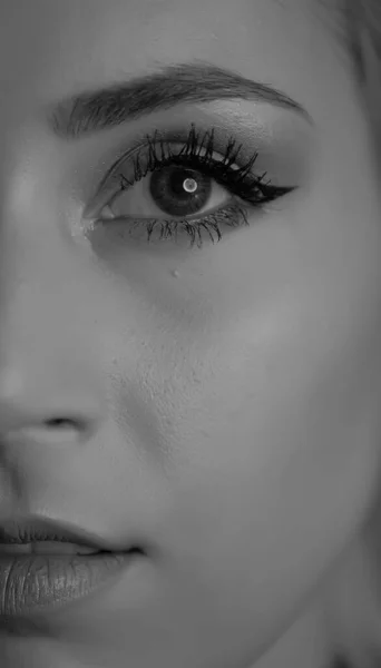 Hermosa Chica Retrato Rubia Ojos Oscuros Con Luces Colores — Foto de Stock