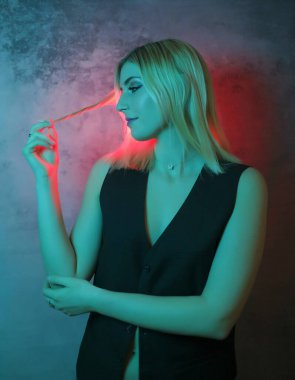 Güzel bir kız portresi. Sarışın, koyu renkli gözleri var.