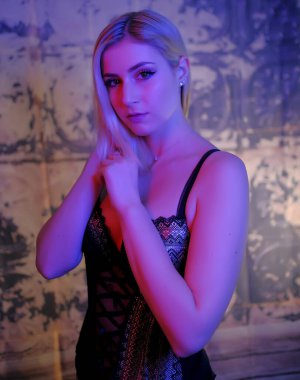 Güzel bir kız portresi. Sarışın, koyu renkli gözleri var.