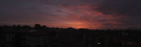 Bibbiano reggio emilia hermoso amanecer panorámico sobre la ciudad —  Fotos de Stock