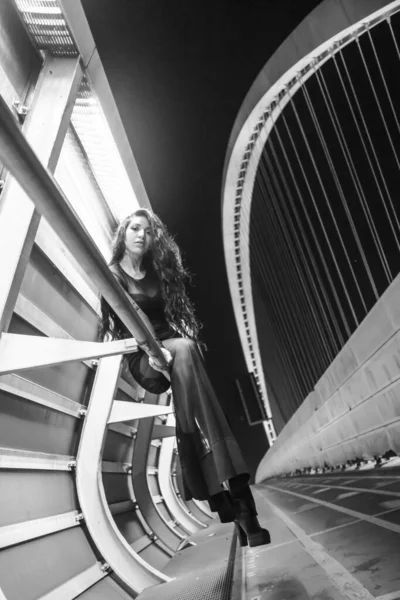 Güzel kız Reggio Emilia gecesinde dans eder 