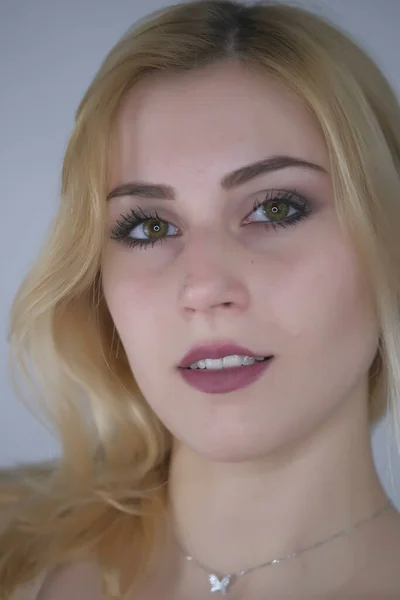 Belle fille portrait blonde yeux sombres avec des lumières colorées — Photo