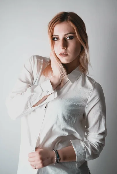 Красива дівчина портрет блондинки темні очі з кольоровими вогнями — стокове фото