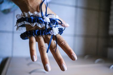 beyaz ve mavi jartiyer, gelin için el ve düğün tırnakları