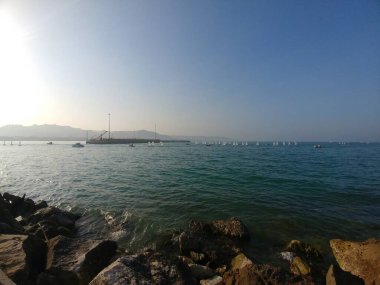 Güneşli bir günde Sicilya 'nın kayalık ve deniz limanı