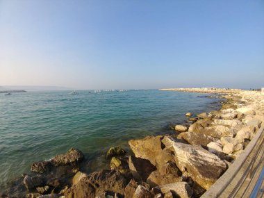 Güneşli bir günde Sicilya 'nın kayalık ve deniz limanı