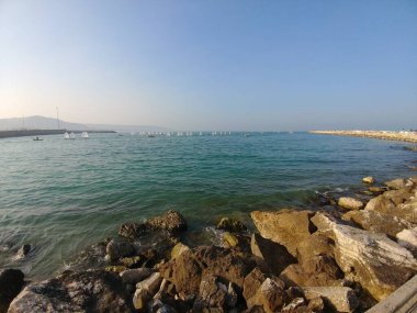 Güneşli bir günde Sicilya 'nın kayalık ve deniz limanı