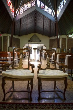 Modena Kilisesi 'nin güzel iç mekanı. Yıldız çatı bankları ve sunakları var.