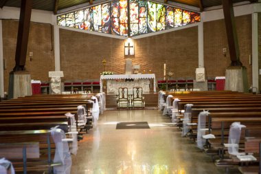 Modena Kilisesi 'nin güzel iç mekanı. Yıldız çatı bankları ve sunakları var.