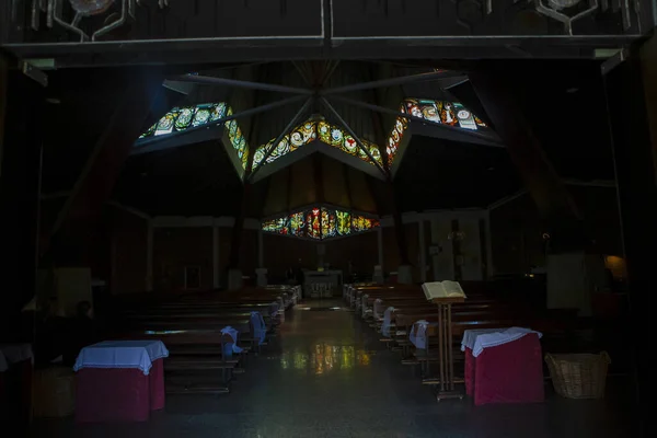 Bellissimo Interno Della Chiesa Modena Con Panche Stella Altare — Foto Stock