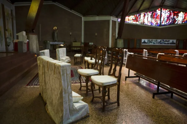 Belo Interior Igreja Modena Com Bancos Telhado Estrela Altar — Fotografia de Stock