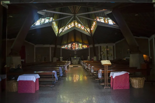 Belo Interior Igreja Modena Com Bancos Telhado Estrela Altar — Fotografia de Stock