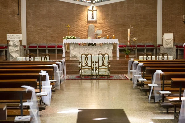 Belo Interior Igreja Modena Com Bancos Telhado Estrela Altar — Fotografia de Stock