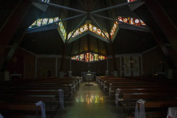 Bellissimo Interno Della Chiesa Modena Con Panche Stella Altare — Foto Stock