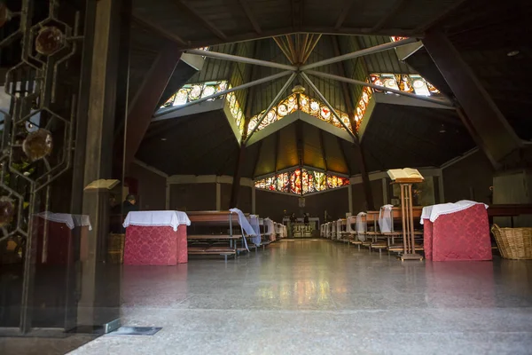 Hermoso Interior Iglesia Modena Con Bancos Techo Estrella Altar — Foto de Stock