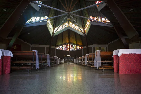 Прекрасна Церква Модені Лавками Зоряного Даху Вівтарем — стокове фото