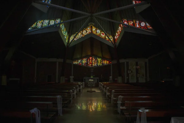 Bellissimo Interno Della Chiesa Modena Con Panche Stella Altare — Foto Stock