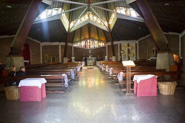 Bel Intérieur Église Modena Avec Des Bancs Toit Étoile Autel — Photo