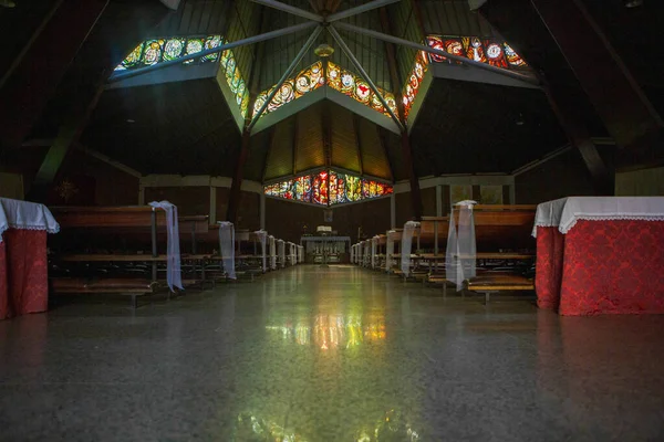 Bellissimo Interno Della Chiesa Modena Con Panche Stella Altare — Foto Stock