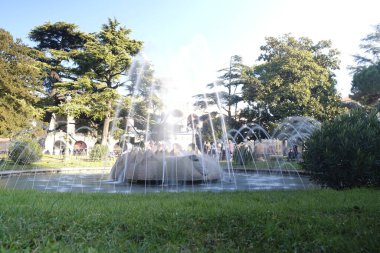 Güneşli bir günde verona sutyen plaza su çeşmesi