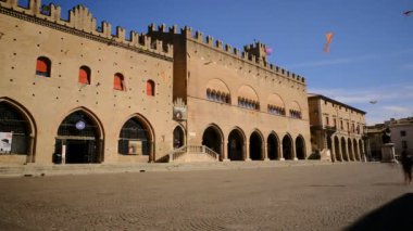 Güneşli bir günde şehrin ana meydanında belediye binasının önünde.