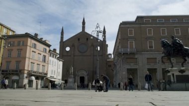 İtalya 'nın güneşli bir gününde Piacenza' nın merkez meydanı