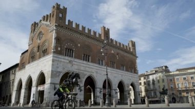 İtalya 'nın güneşli bir gününde Piacenza' nın merkez meydanı