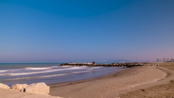 リシオーネ・リミニ・ミサノのビーチで波とのタイムラプス — ストック動画