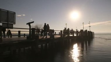 Sirmione Gölü Garda Zamanı Günbatımında insanlarla iskelede sona eriyor