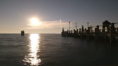 Sirmione Gölü Garda Zamanı Günbatımında insanlarla iskelede sona eriyor