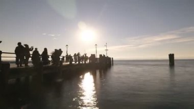 Sirmione Gölü Garda Zamanı Günbatımında insanlarla iskelede sona eriyor