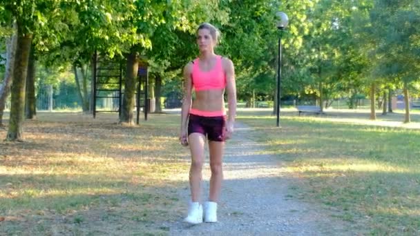 Školení mladých běžkyň v letním parku. Zblízka fitness žena běhání venku. Unavený běžec dýchá po maratonu v parku. Koncept ranního běhu