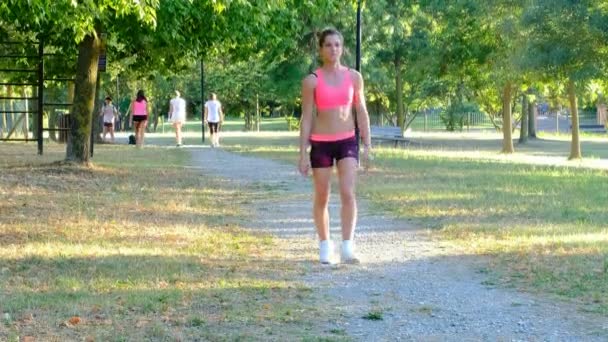 Treinamento Corredora Jovem Parque Verão Close Fitness Mulher Correndo Livre — Vídeo de Stock