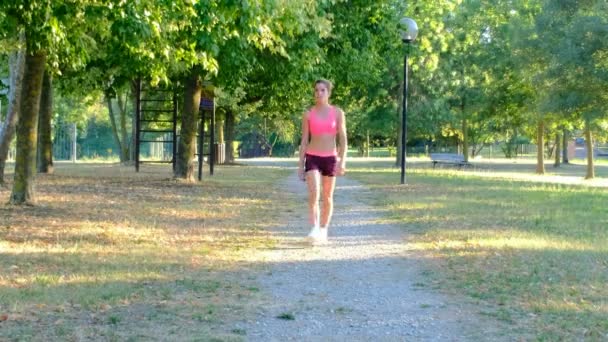 Treinamento Corredora Jovem Parque Verão Close Fitness Mulher Correndo Livre — Vídeo de Stock