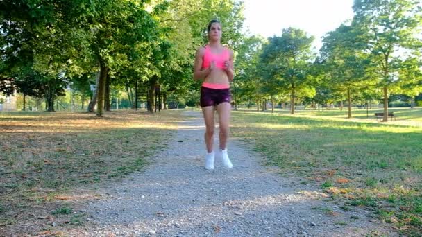 Giovane Donna Corridore Formazione Nel Parco Estivo Close Fitness Donna — Video Stock