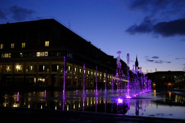 Reggio Emilia tiyatro vadilerinin önündeki zafer meydanında üç renk çeşmesi