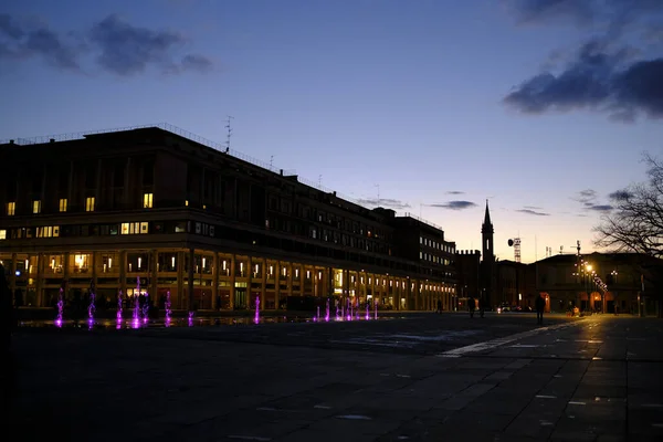 Reggio Emilia Győzelem Tér Előtt Színház Völgyek Tricolor Világító Szökőkút — Stock Fotó