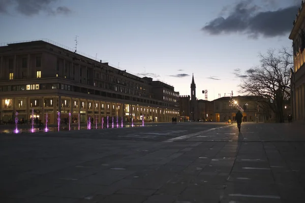 Reggio Emilia Győzelem Tér Előtt Színház Völgyek Tricolor Világító Szökőkút — Stock Fotó