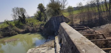 Reggio Emilia 'daki Crostolo nehrinde terk edilmiş bir baraj.