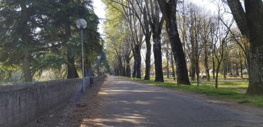 Reggio Emilia şehir merkezindeki Crostolo nehrinde güzel bir yürüyüş.