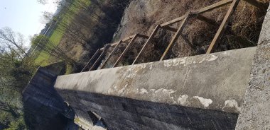 Reggio Emilia 'daki Crostolo nehrinde terk edilmiş bir baraj.