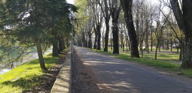 Reggio Emilia şehir merkezindeki Crostolo nehrinde güzel bir yürüyüş.