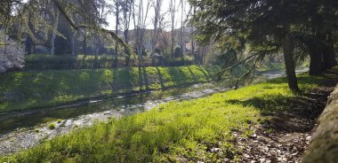 Reggio Emilia şehir merkezindeki Crostolo nehrinde güzel bir yürüyüş.