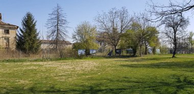 Reggio Emilia şehir merkezindeki Crostolo nehrinde güzel bir yürüyüş.