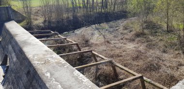 Reggio Emilia 'daki Crostolo nehrinde terk edilmiş bir baraj.
