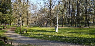 Reggio Emilia şehir merkezindeki Crostolo nehrinde güzel bir yürüyüş.