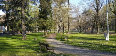 Reggio Emilia şehir merkezindeki Crostolo nehrinde güzel bir yürüyüş.